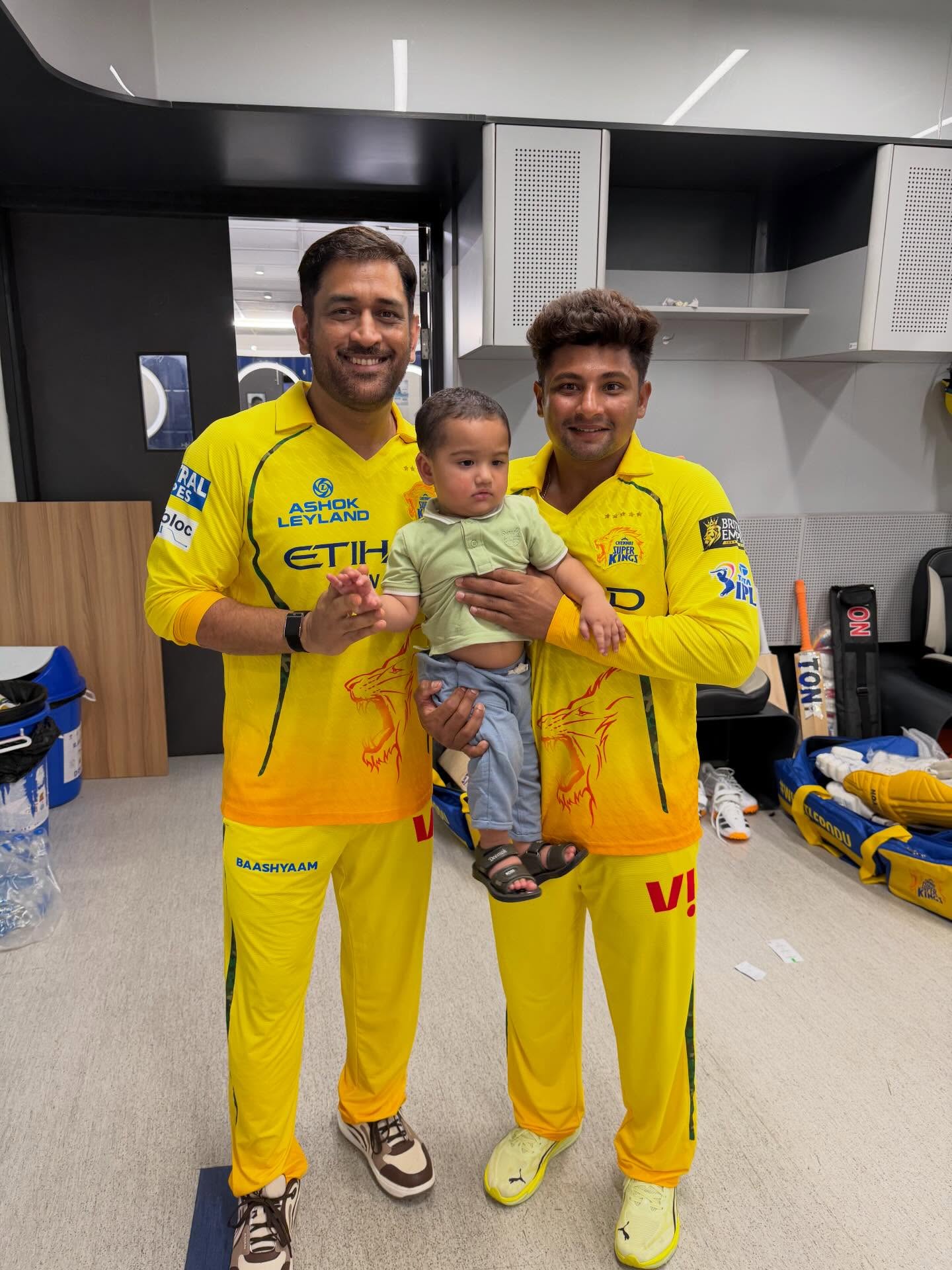 MS Dhoni With Sarfaraz khan and his son