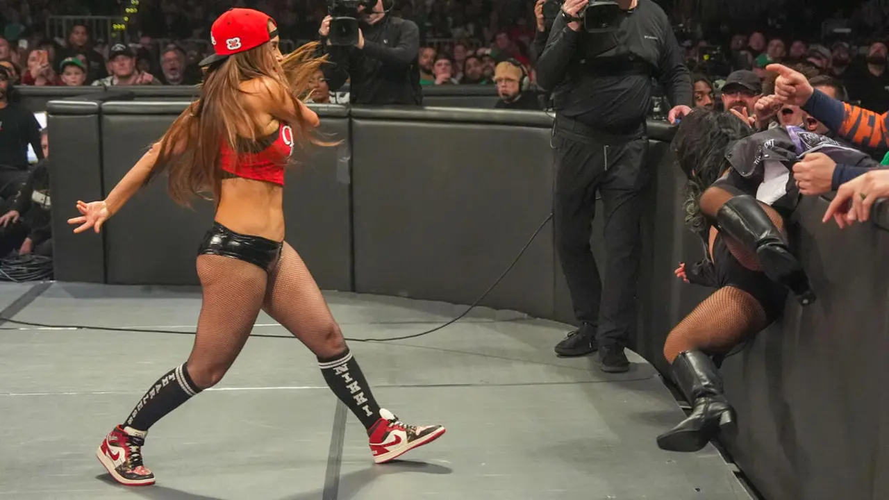 Stephanie Vaquer Nikki Bella RAW