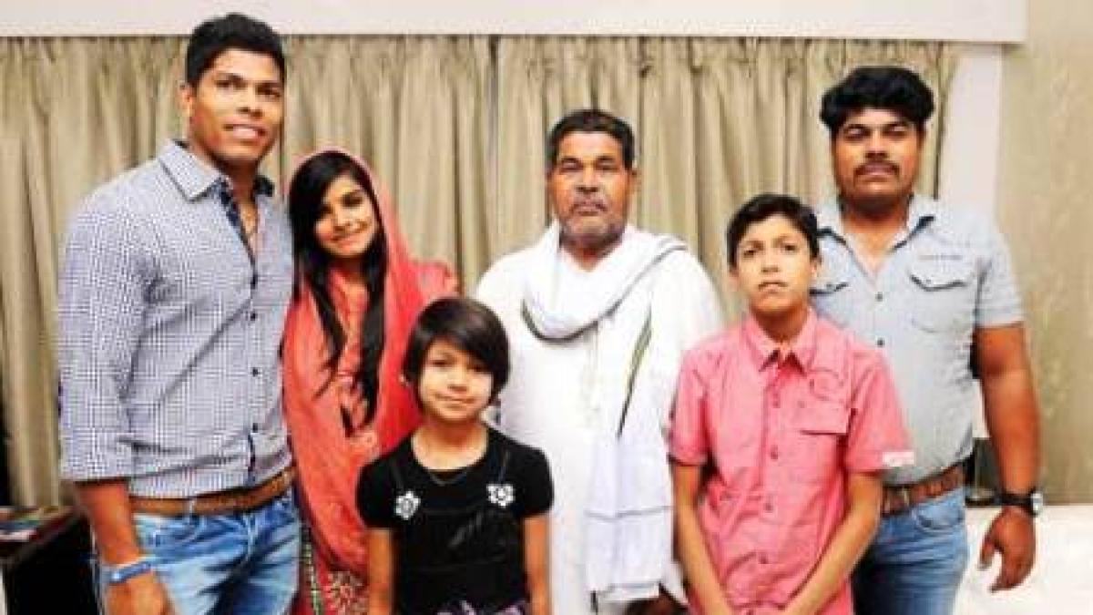 Umesh Yadav Family 